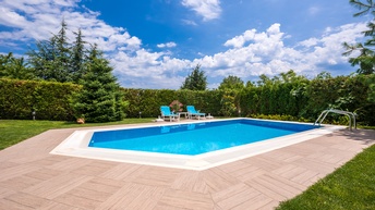 Garten mit einem Swimmingpool