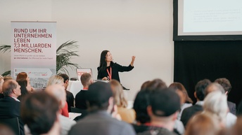 Vortragende mit Whiteboard vor einem interessierten Publikum<br />
