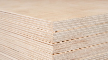 Stapel mit Weichholzsperrholplatten