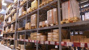 Voll gefüllte Lagerhalle im Zolllager