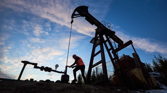 Eine Ölpumpe und ein Arbeiter