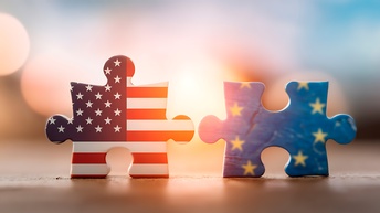 USA Flagge und Europa Flagge auf zwei Puzzleteilen