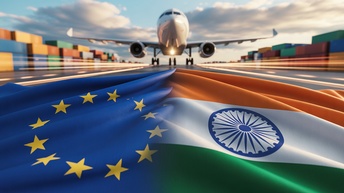 Frachtflugzeug auf einer Start- oder Landebahn, im Vordergrund die Flaggen der Europäischen Union und Indiens, im Hintergrund Container und Logistikumgebung – Symbol für internationalen Handel und Transport zwischen Europa und Indien.