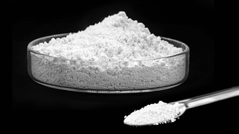 Pulverförmiges Barium in einer Petrischale - rechts davon etwas Pulver auf einem Löffel