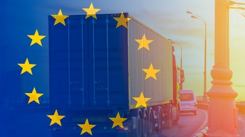 Europäische Flagge über einem LKW