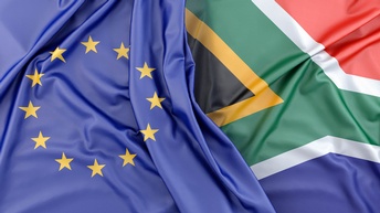Die Flaggen der EU und Südafrikas