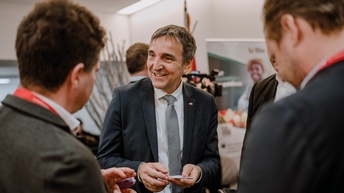 Aussenwirtschaft-Abteilungsleiter Michael Otter im Gespräch mit zwei Exporteuren<br />
