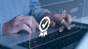 Hände auf einem Laptop - darüber Zertifizierungssymbole