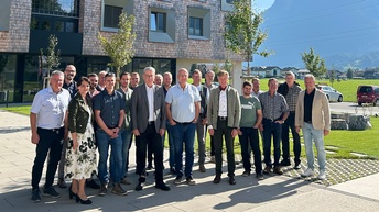  Die Teilnehmer der FGT vor dem neu errichteten Internatsgebäude alias „HTK-Cube“