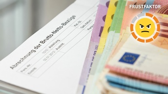 Eine Gehaltsabrechnung und viele Euro Geldscheine 