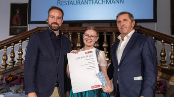 Urkundenvergabe beim Fest der touristischen Lehre