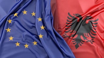 Die Flaggen der EU und von Albanien