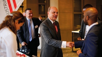 Wirtschaftsdelegierter bei der Begrüßung eines Interessenten bei einer Wirtschaftmission<br />
