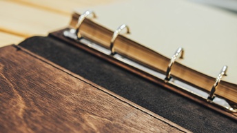 Nahaufnahme einer Mappe mit Ringmechanik