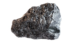 Ein kleiner, unförmiger, glänzender, unebener Stein freigestellt auf weißem Hintergrund