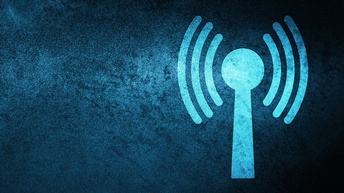 Ein stilisierter Sendeanlage vor blauem Hintergrund