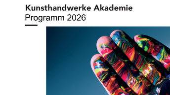 Hand beschmiert mit bunter Farbe