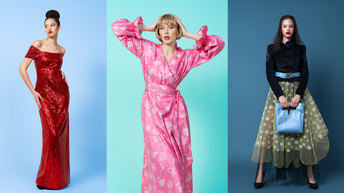 Drei Models präsentieren elegante Mode: ein rotes Abendkleid, ein rosa Wickelkleid und ein modernes Outfit mit Rock und Tasche vor farbigem Hintergrund.