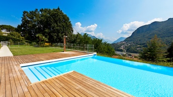 Terrasse mit Swimmingpool