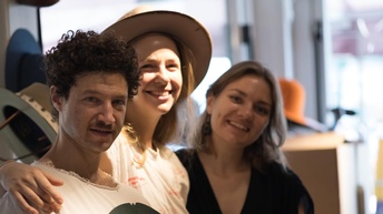 Audrey und Nuriel Molcho mit Karina Kozare aus Lettland