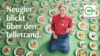 Topshot einer Person, die auf einem grünem Boden kniet mit langer Pinzette in der Hand und die lächelnd nach oben blickt umgeben von Tellern mit Speisen. Darüber weißer Schriftzug Neugier blickt über den Tellerrand und dem WIFI-Logo.