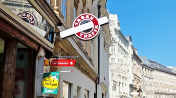 Tabak Trafik Schild sowie Lotterie-Fahnen auf Hausmauer