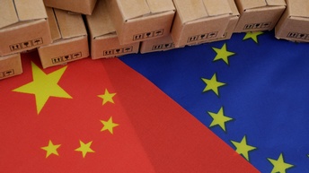 Viele Pakete, darunter die Flaggen der EU und Chinas