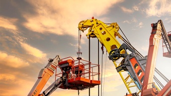 mobile Kräne vor bewölktem Himmel