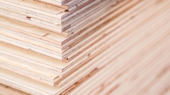 aufeinandergeschichtete dünne Sperrholplatten