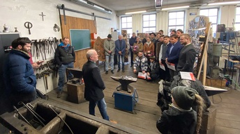 Teilnehmer des Hufbeschlagskurses 2024/2025 in Stadl-Paura in der Werkstatt