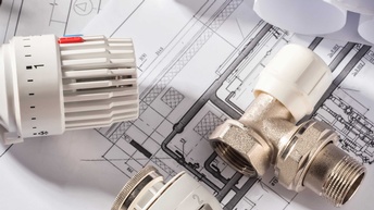 Plan einer Heizungsanlage mit Thermostat und Rohrverbindungen