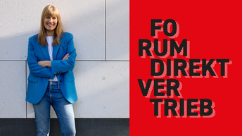 Links im Bild steh eine Dame mit blonden Haaren und verschränkten Armen vor einer Wand, sie lächelt in die Kamera. Rechts im Bild steht Forum Direktvertrieb in schwarzer Schrift vor einem roten Hintergrund.