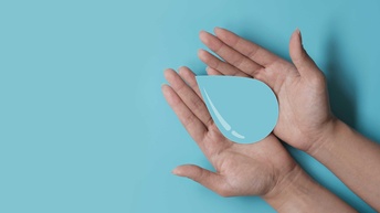 Eine Person hält das Symbol für einen Wassertropfen in den geöffneten Händen