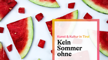 Scheiben von Wassermelonen auf weißem Hintergrund mit der Aufschrift Kunst & Kultur in Tirol Kein Sommer ohne