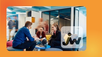 Drei Personen im Gespräch