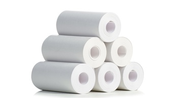 Sechs Rollen breites Thermopapier gestapelt