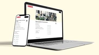 Aufgeklapptes Notebook mit an Monitor lehnendem Smartphone, auf Displays Ansichten der Website WKO Firmen A-Z: WKO Logo in weißer Schrift auf rotem Hintergrund, Bild eines Büroraumes in Bewegungsunschärfe und Unternehmensinfos