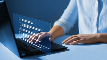 Eine Person füllt am Laptop ein Formular aus