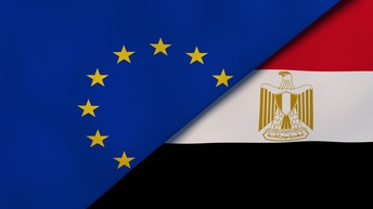 Die Flaggen der EU und Ägyptens