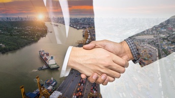 Ein Frachthafen, darüber ein Handschlag geblendet