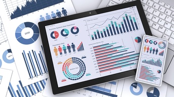 Geschäftsdokumente, Statistiken, Tablet, Keyboard und Smartphone