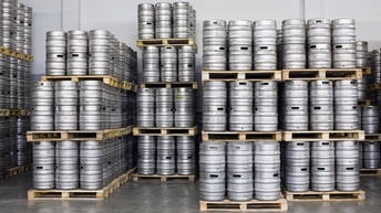 Auf Paletten gestapelte Kegs, Bierfässer