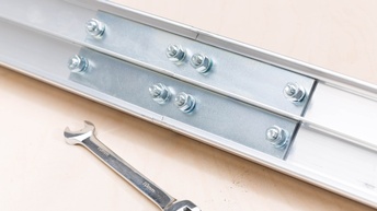 Aluminium-Profile und ein Schraubschlüssel