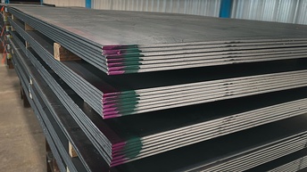 Stapel von Schwarzblechen