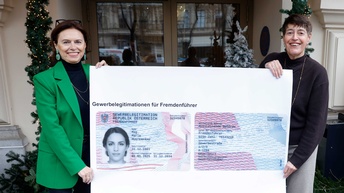 Tourismus-Staatssekretärin Susanne Kraus-Winkler (l.) und Gerti Schmidt, Obfrau der Fachgruppe Freizeit- und Sportbetriebe in der Wirtschaftskammer Wien