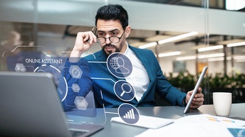 Mann am Laptop arbeitet mit KI