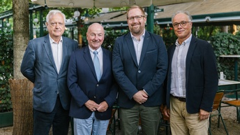 Vier Personen beim Netzwerktreffen der Fachgruppe Entsorgungs- und Ressourcenmanagement im Schweizerhaus