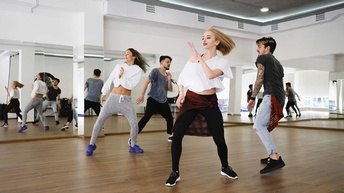 Eine Gruppe junger Menschen tanzt in einem Tanzstudio