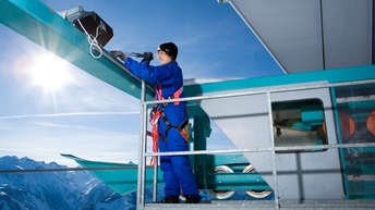 Seilbahntechniker bei der Arbeit