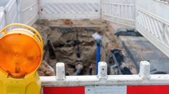 Rohrverlegungsarbeiten auf einer Straße